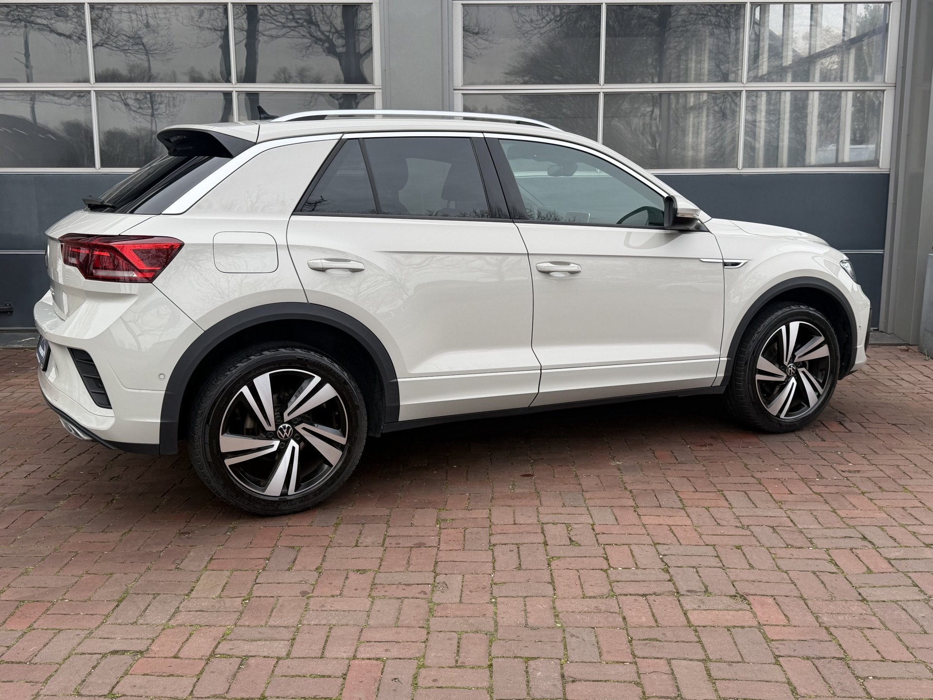 Volkswagen T-Roc 1.5 TSI R-Line Business 2024 km 24.000 Nap, Auto's, Volkswagen, 4 cilinders, 150 pk, Blauw, Bedrijf