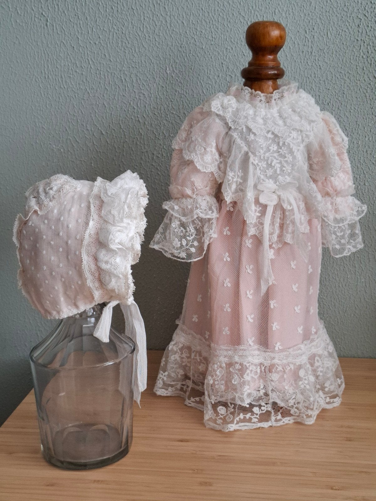 Antieke poppenjurk en bonnet., Ophalen of Verzenden