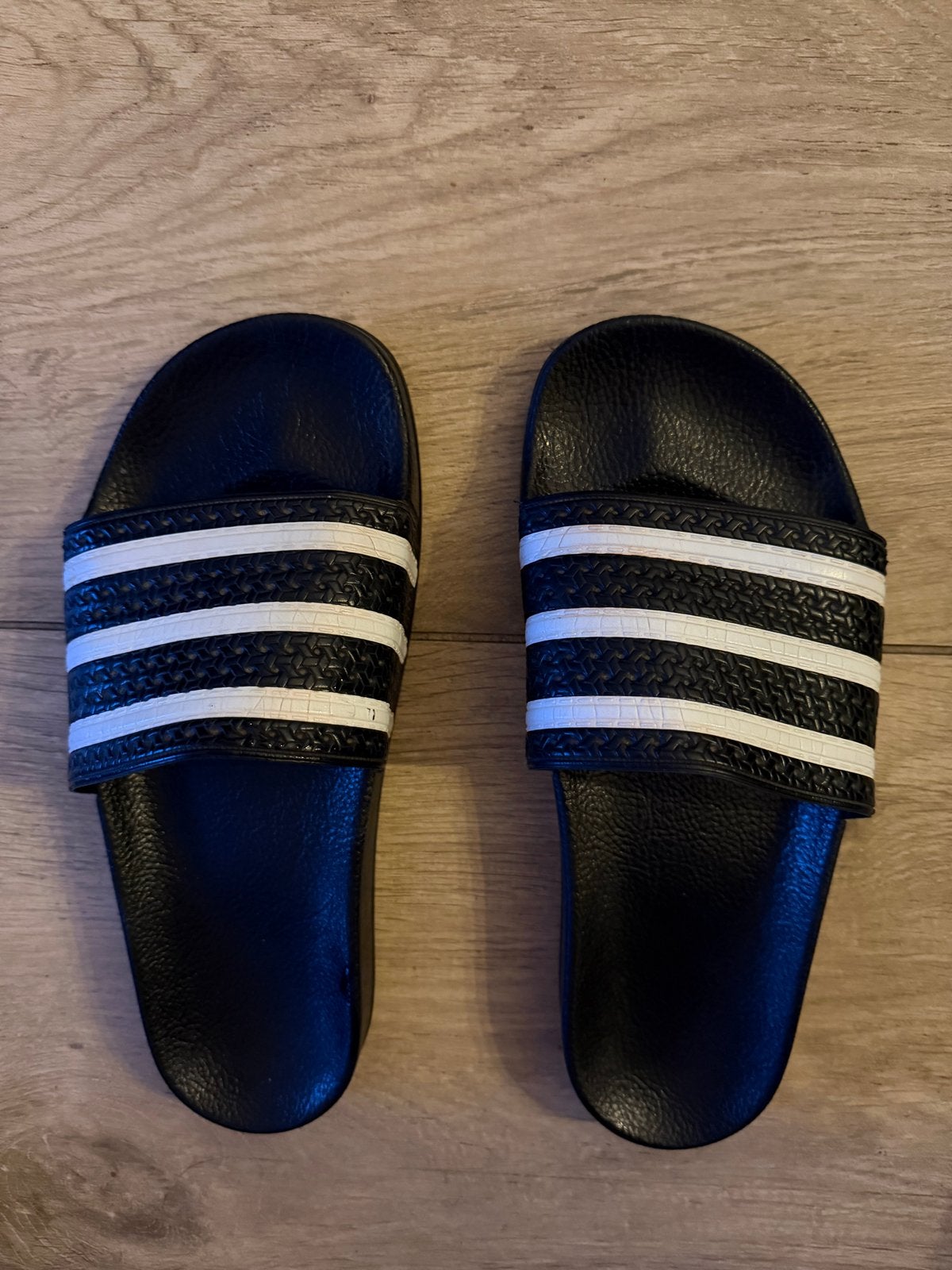 Adidas Adilette slippers - Zwart met witte strepen maat 43, Kleding | Heren, Schoenen, Ophalen of Verzenden, Zwart