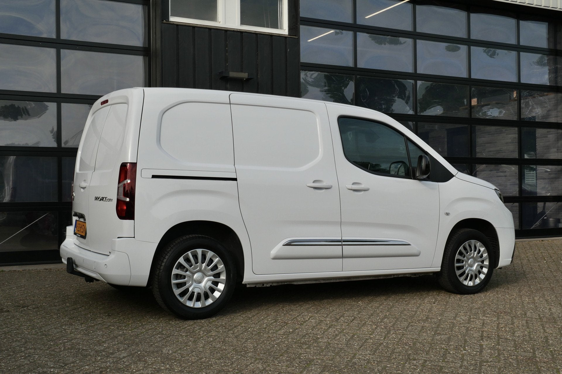 Toyota PROACE CITY 1.5 D-4D L1 Challenger+ | Dealer Onderhou, Voorwielaandrijving, Gebruikt, 4 cilinders, Wit