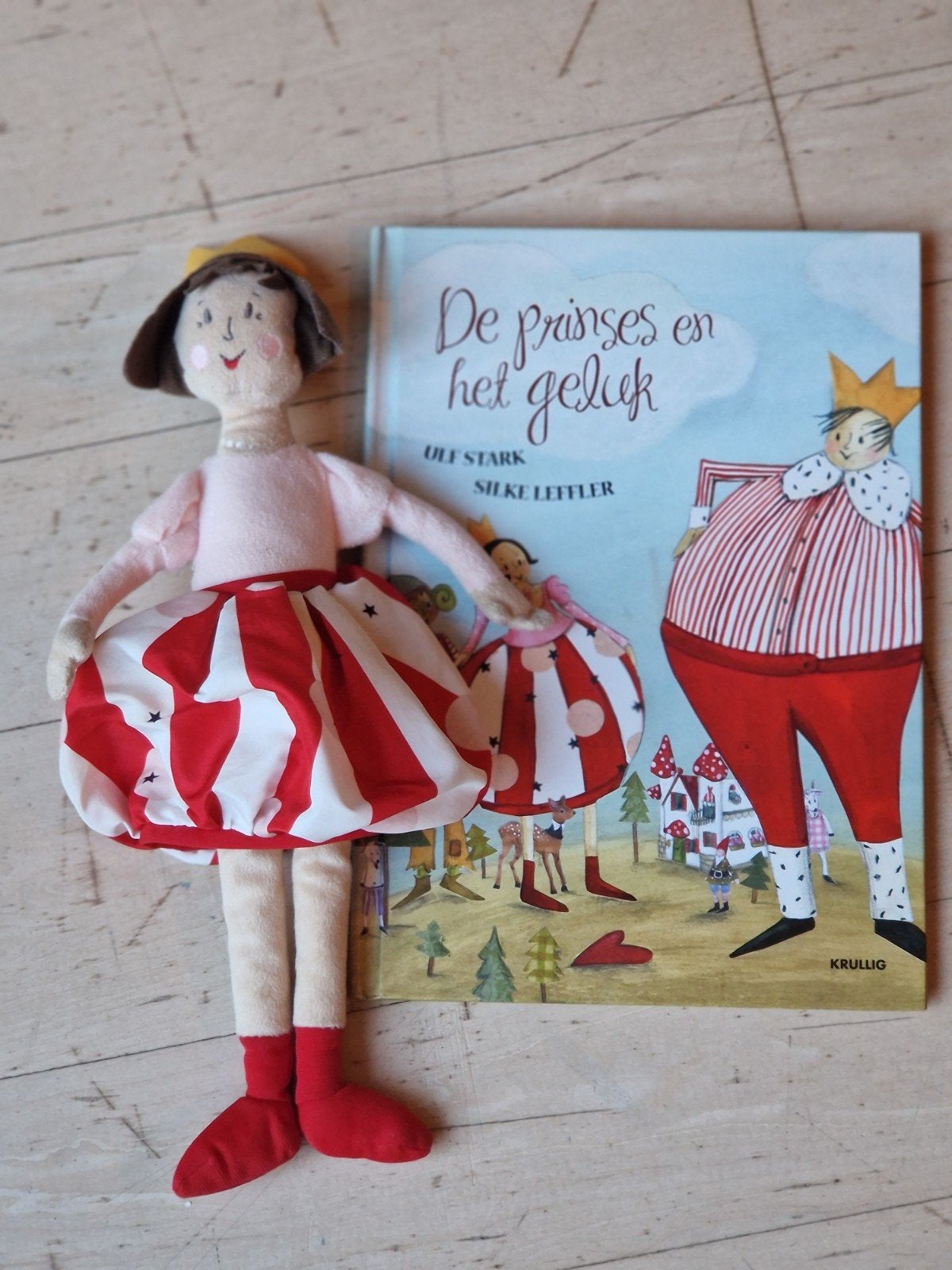 Stoffen pop met boek 'De prinses en het geluk', Ophalen of Verzenden, Zo goed als nieuw, Overige typen