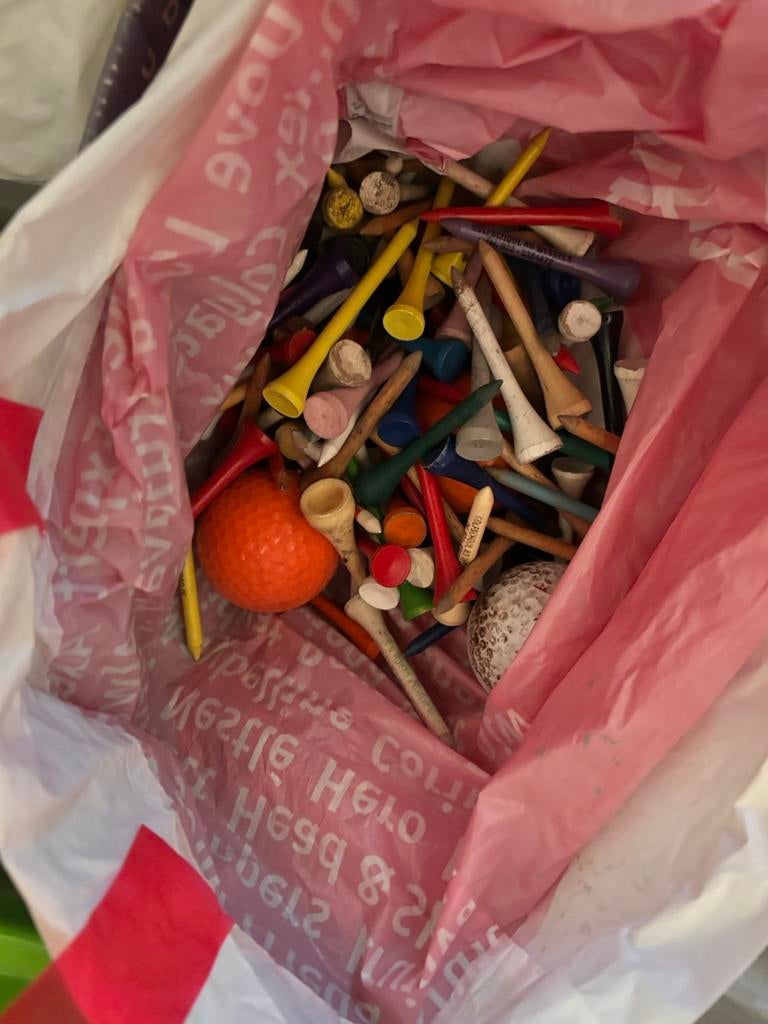 Golf karretje met standaard voor paraplu. Ballen en tees enz, Sport en Fitness, Golf, Ophalen of Verzenden, Gebruikt, Bal(len)