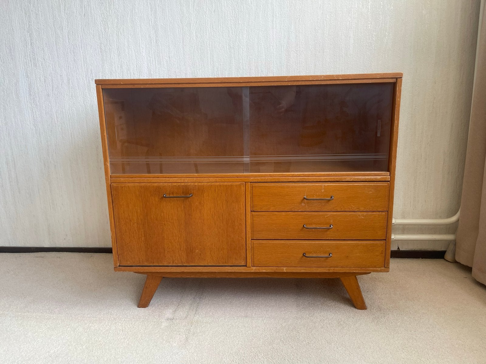 Vintage dressoir met glazen schuifdeuren en lades, Ophalen, Gebruikt, 50 tot 100 cm, Mid century - jaren '60