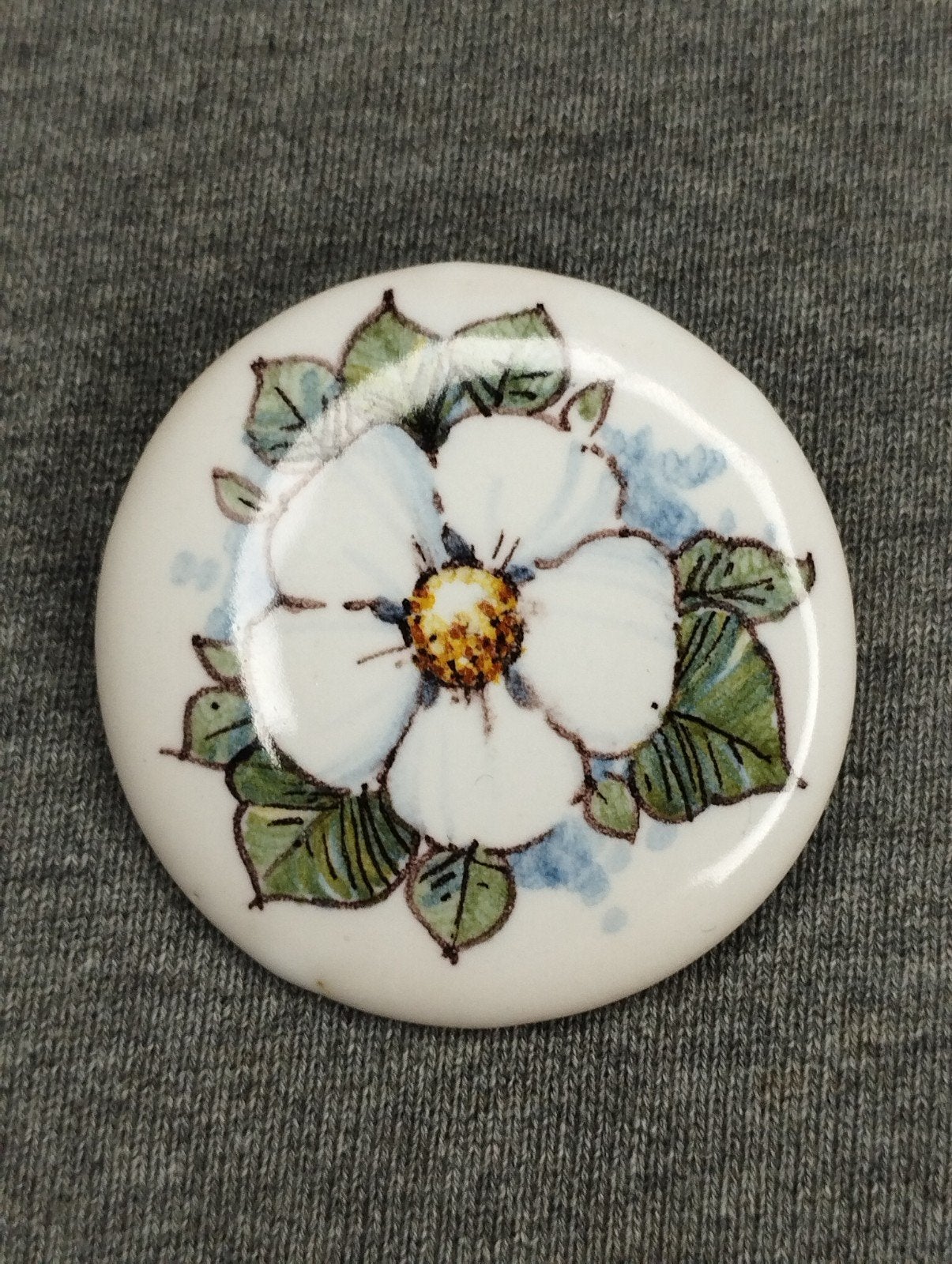 Vintage handbeschilderde broche van Makkum, Sieraden, Tassen en Uiterlijk, Ophalen of Verzenden, Zo goed als nieuw, Overige materialen