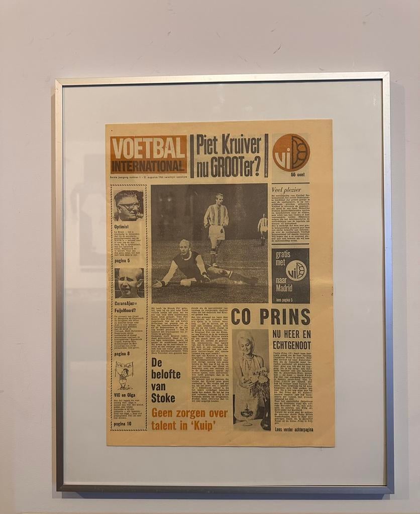 Eerste VI Voetbal international 21 augustus 1965, Ophalen of Verzenden, Zo goed als nieuw, Boek of Tijdschrift