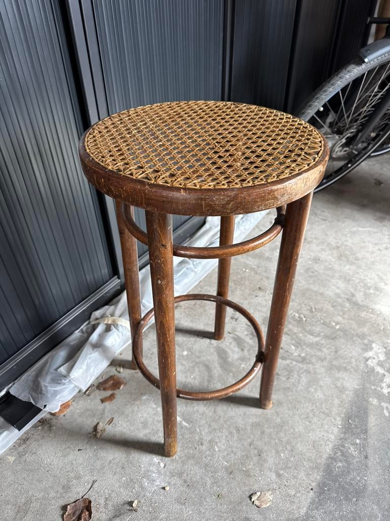 Vintage Thonet krukje met webbing bovenkant, Huis en Inrichting, Barkrukken, Ophalen, 60 tot 90 cm, Zo goed als nieuw, 1 kruk