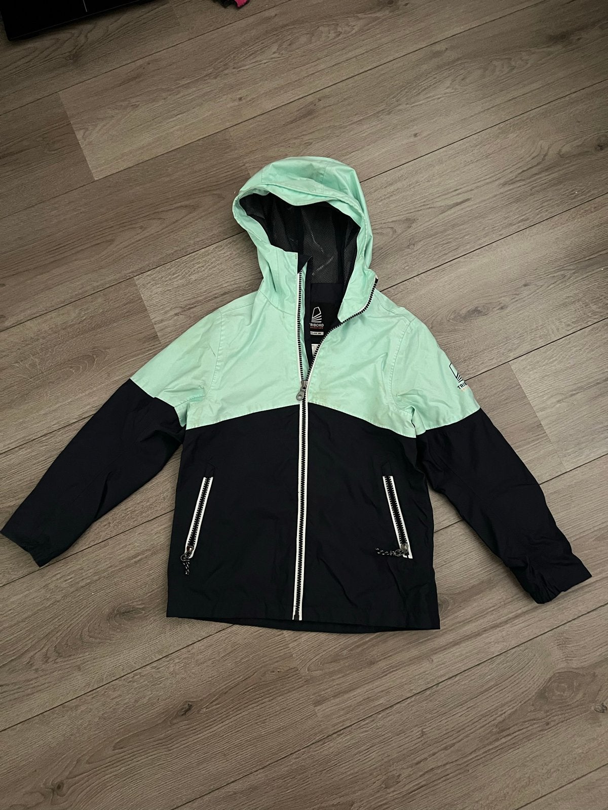 Tribord Adventure Sailing 100 jas - Maat 123-130 cm, Ophalen of Verzenden, Zo goed als nieuw, Jongen of Meisje