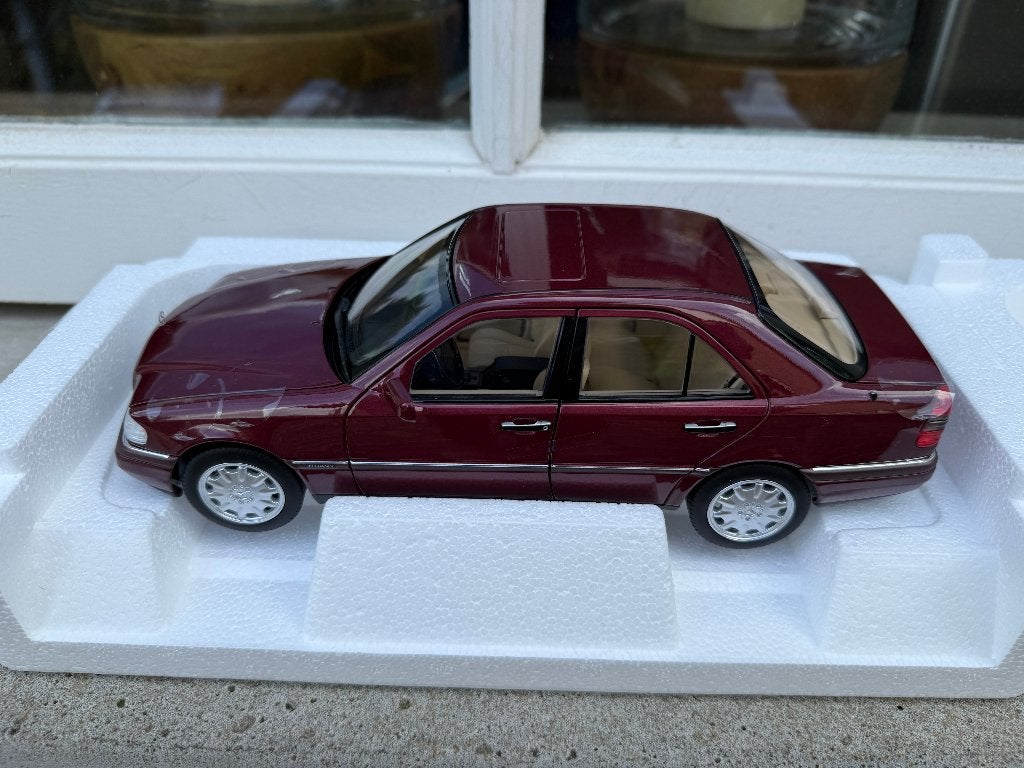 1:18 Mercedes W202 C-Klasse Almandine rood 1993 Norev 183370, Hobby en Vrije tijd, Modelauto's | 1:18, Auto, Norev, 70-72 Av. de Bohlen, Vaulx-en-Velin, 69120, France