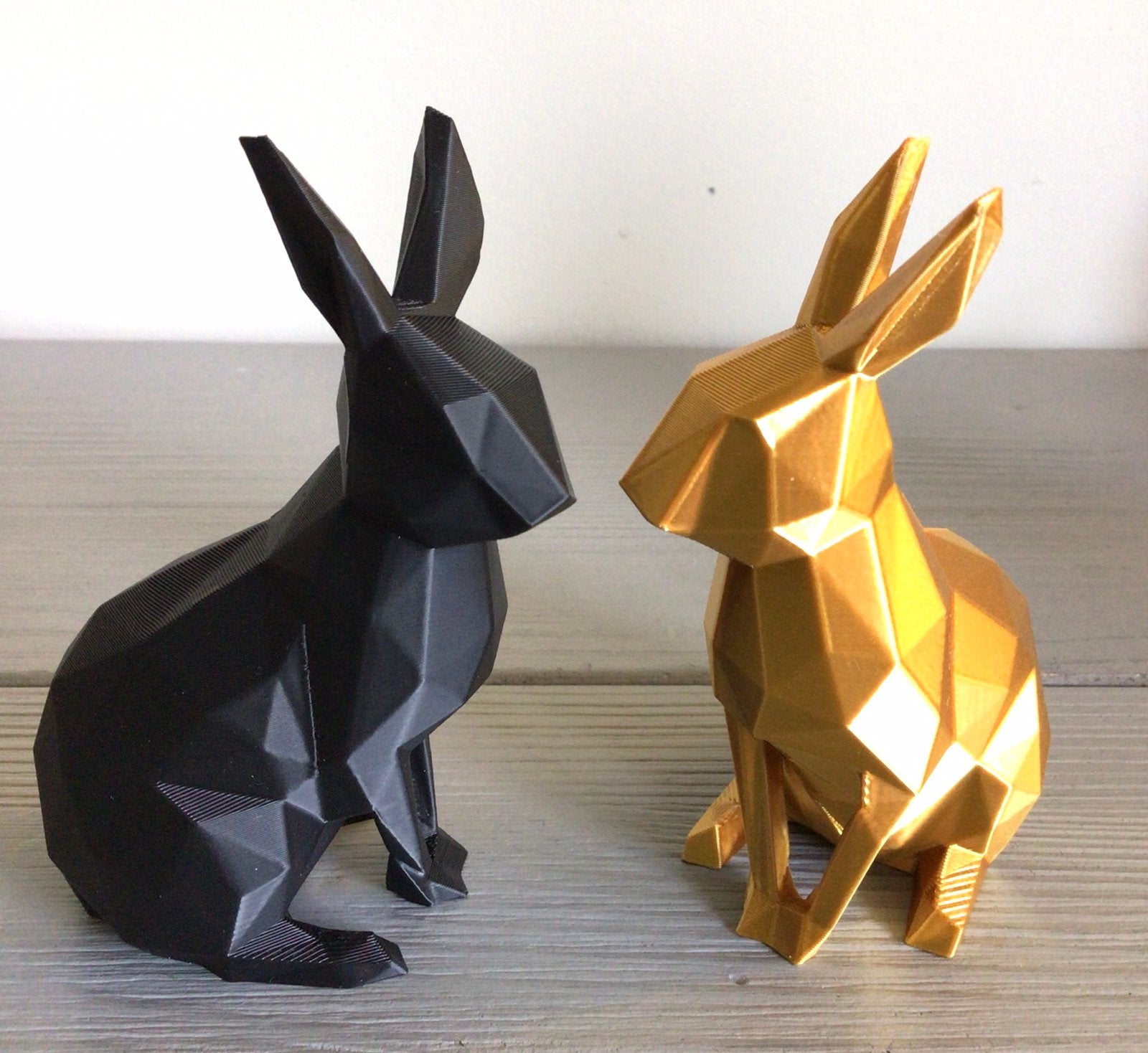 Twee vrolijke haasjes in zwart en goud haasje beeldje kunst, Verzamelen, Beelden en Beeldjes, Ophalen of Verzenden, Zo goed als nieuw