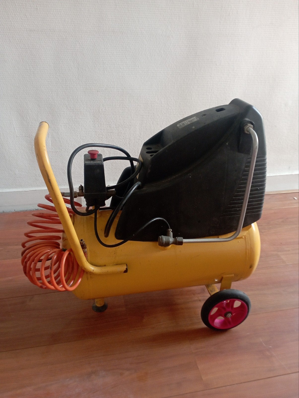 Mobiele compressor met luchtslang, Doe-het-zelf en Verbouw, Compressors, Ophalen, Gebruikt, 6 tot 10 bar, 25 tot 100 liter