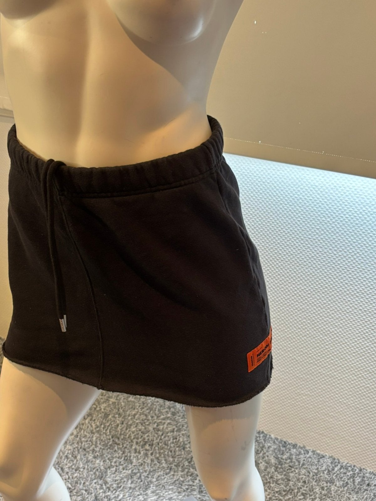 Heron preston rokje met emblemen maat xs, Zwart, Ophalen of Verzenden, Zo goed als nieuw, Maat 36 (S)