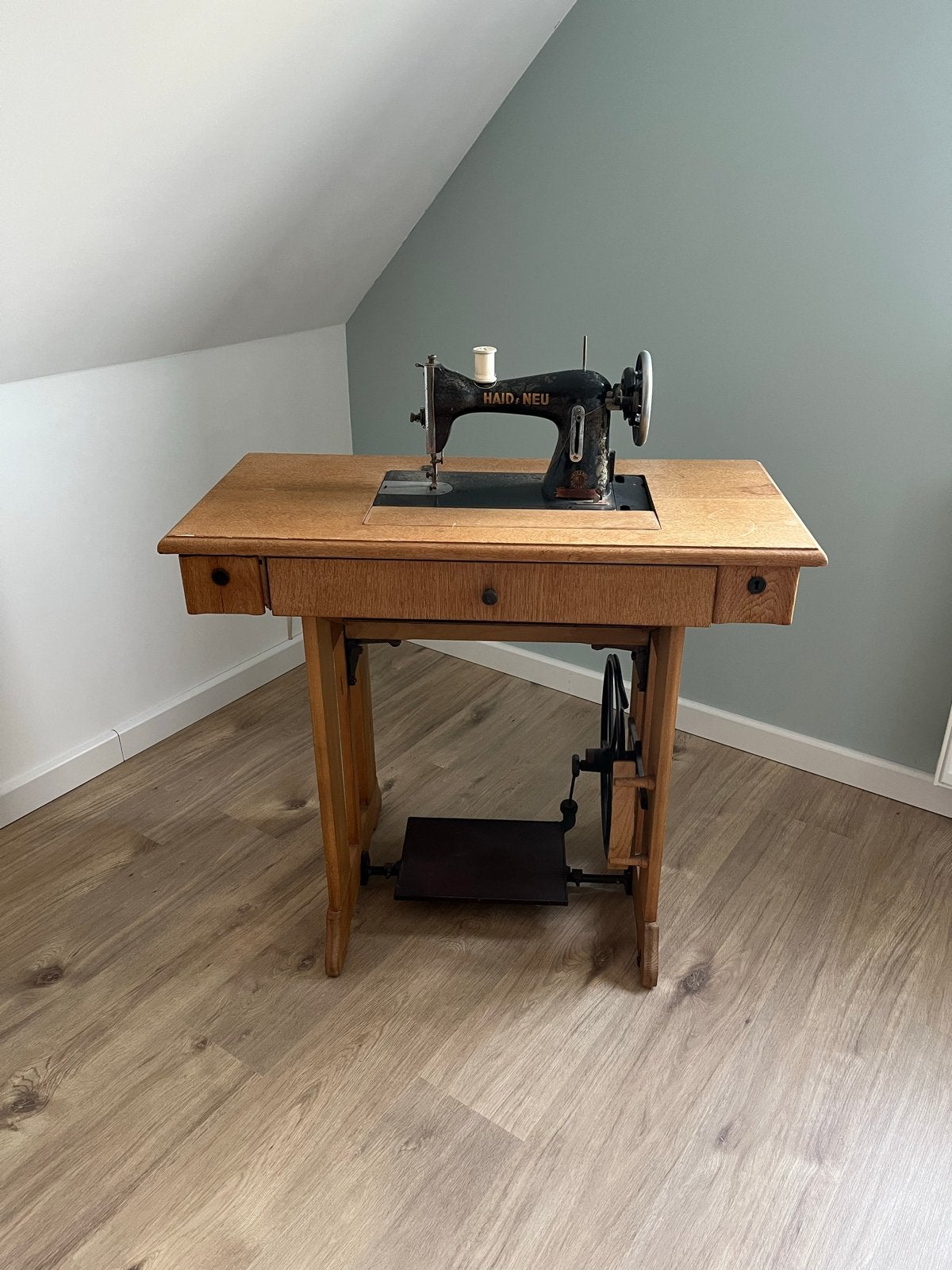 Antieke Haid & Neu naaimachine met houten onderstel, Ophalen