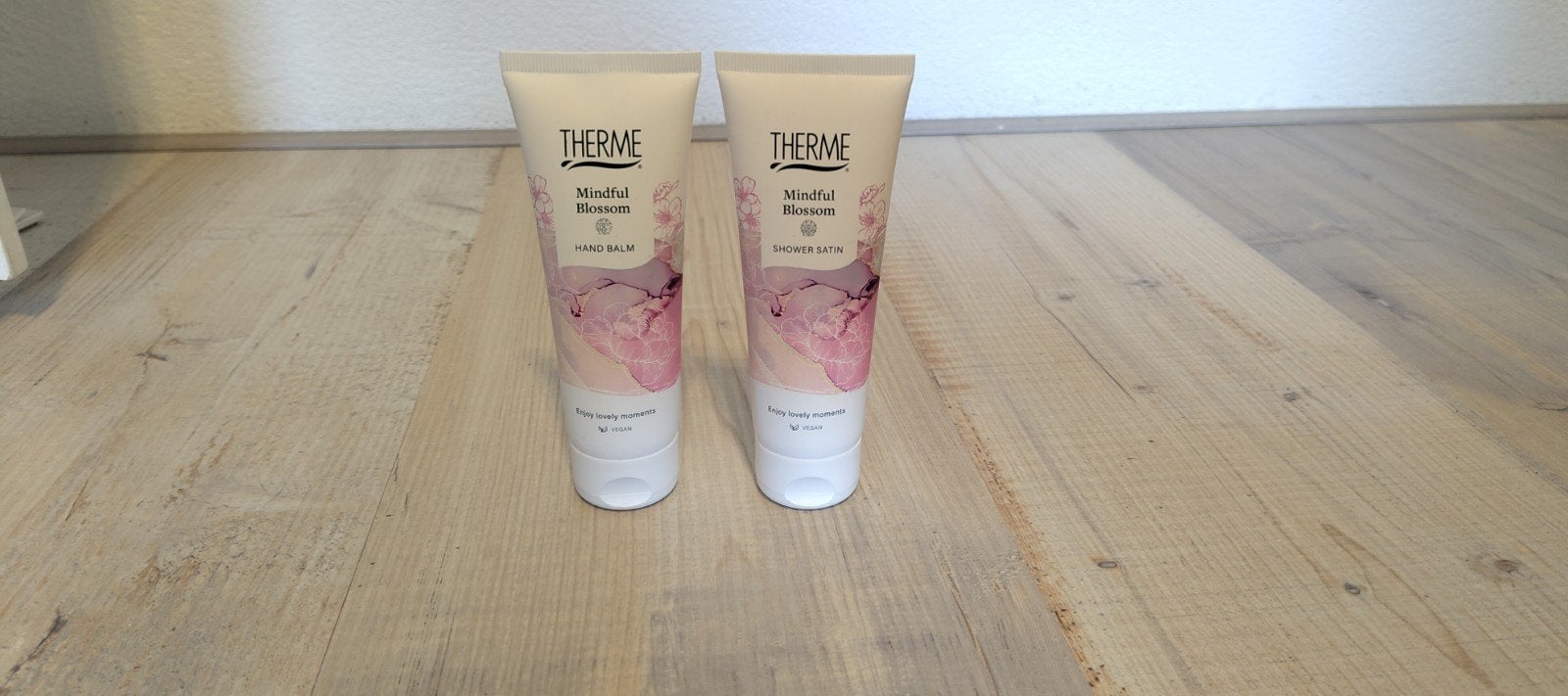 Therme Mindful Blossom Hand Balm & Shower Bath Set, Ophalen of Verzenden, Nieuw, Overige typen