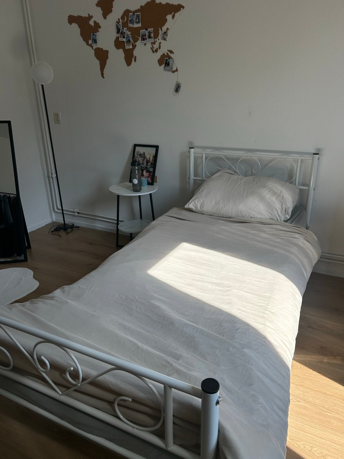 Wit metalen eenpersoonsbed met spiraalbodem, Ophalen, Gebruikt, 90 cm, Eenpersoons