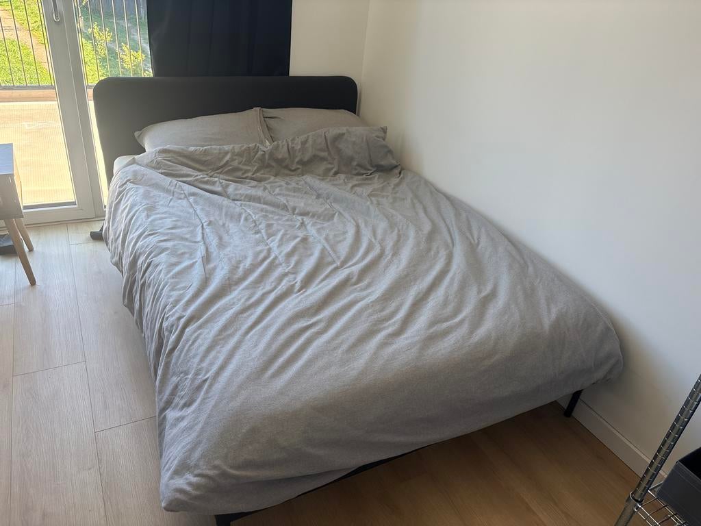 IKEA SLATTUM Tweepersoonsbed met matras en beddengoed, Ophalen, Tweepersoons, Zo goed als nieuw, 140 cm