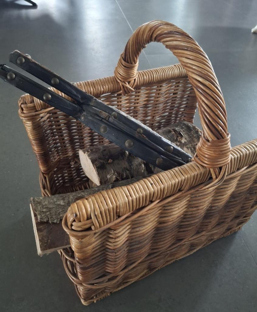 Oude blaasbalg in rieten mand, Antiek en Kunst, Antiek | Woonaccessoires, Ophalen of Verzenden