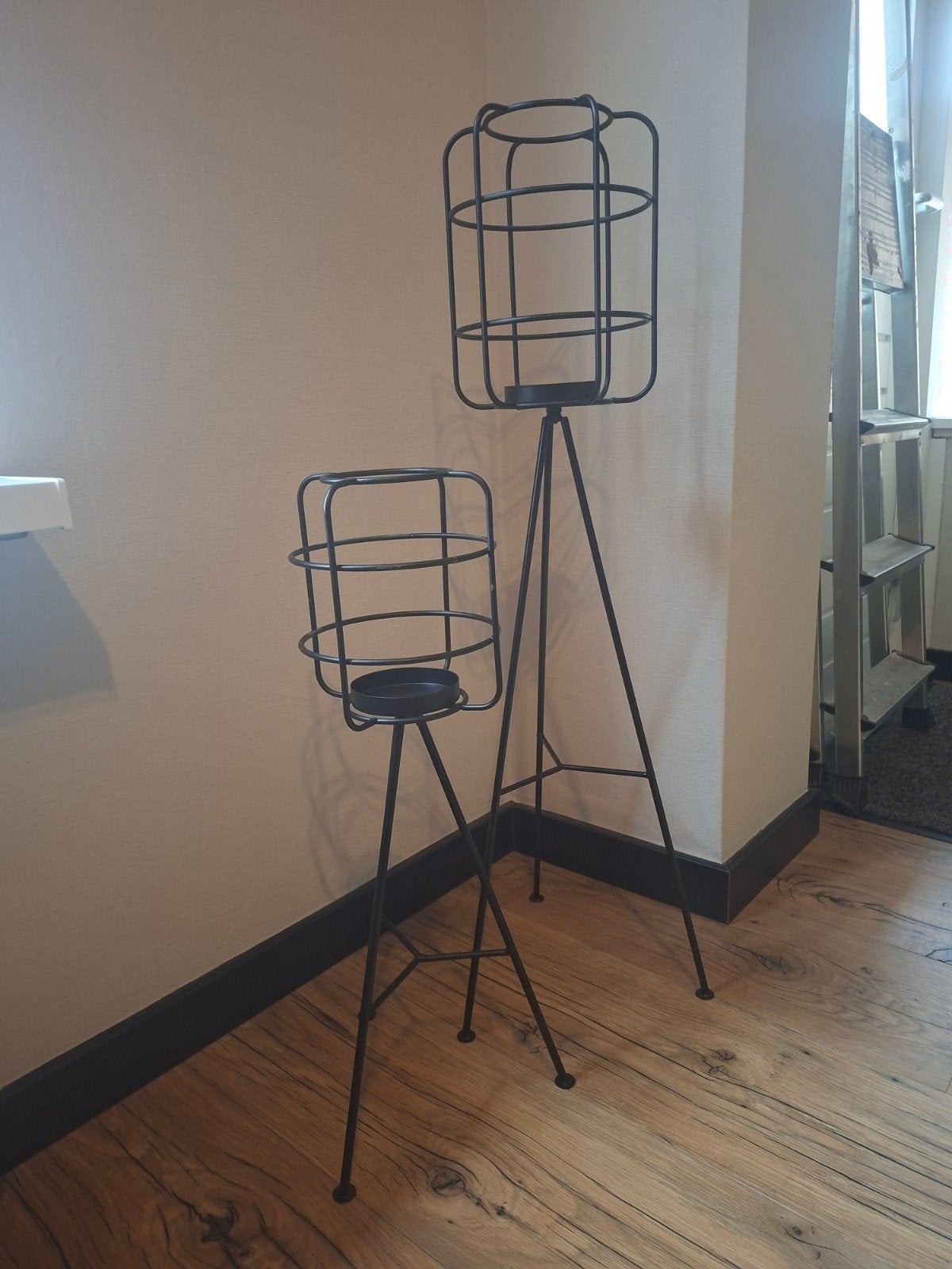 Set van 2 zwarte metalen lantaarns op standaard, Huis en Inrichting, Woonaccessoires | Kandelaars en Kaarsen, Ophalen, Lantaarn