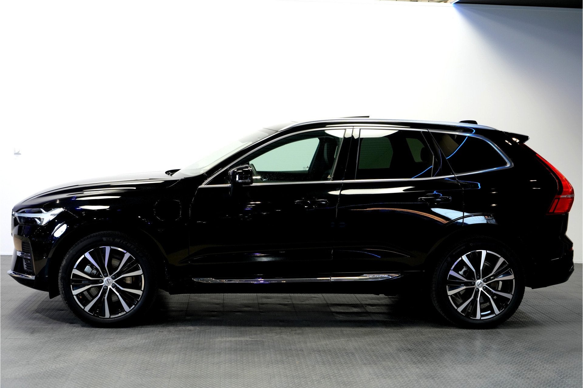 Volvo XC60 2.0 T6 AWD 293kW/399pk Aut8 Ultimate Bright PANOR, Auto's, Automaat, Gebruikt, 138 €/maand, Zwart