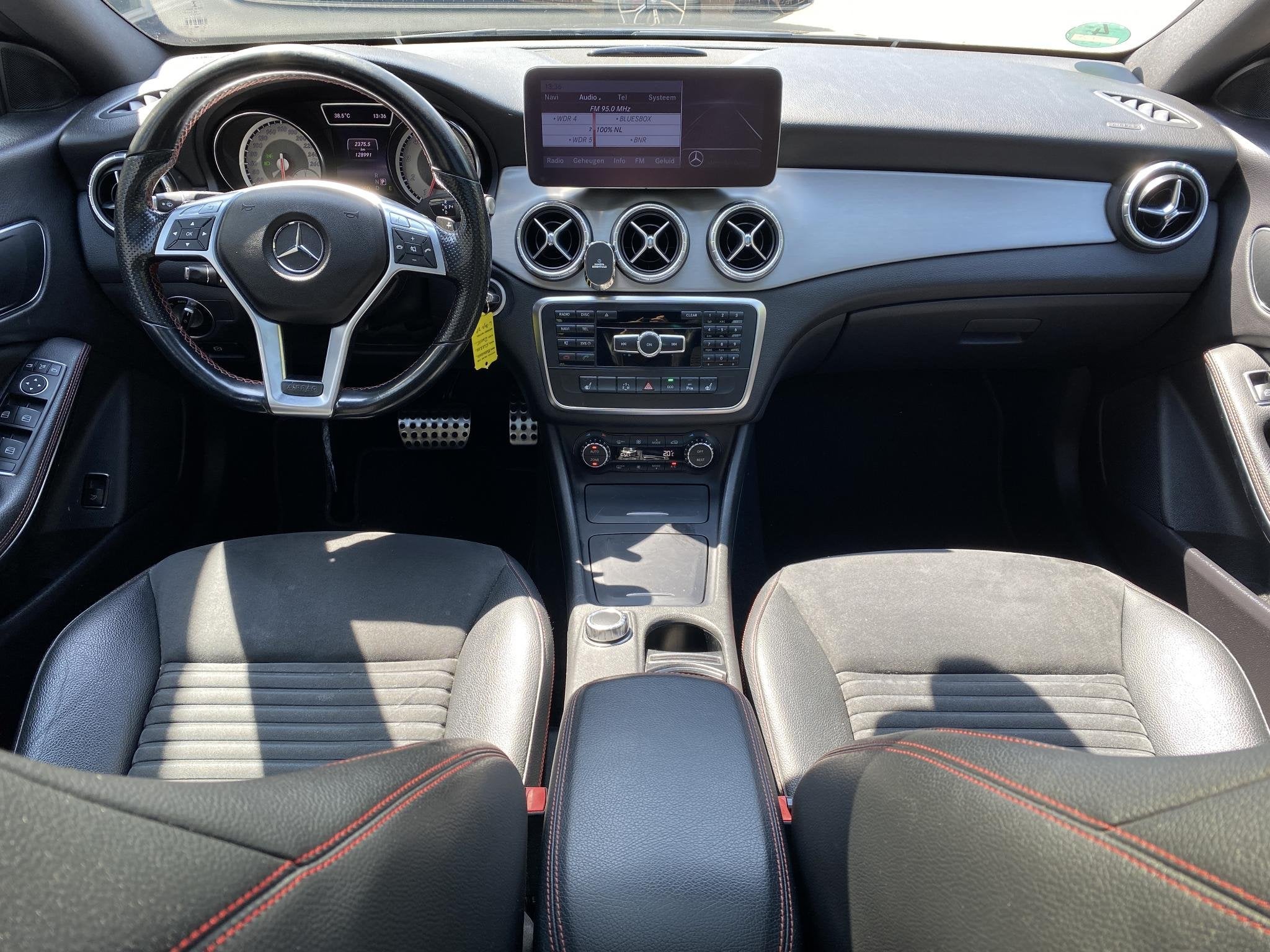 Mercedes-Benz CLA-klasse 200 Ambition AMG Line / Pano / Carp, Auto's, Mercedes-Benz, Stof, Gebruikt, Euro 6, 715 kg