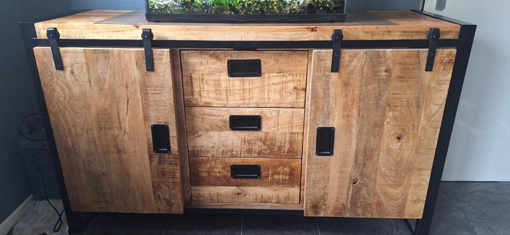 Mangohouten dressoir, Huis en Inrichting, Kasten | Dressoirs, Ophalen, Zo goed als nieuw, 25 tot 50 cm, Met deur(en)