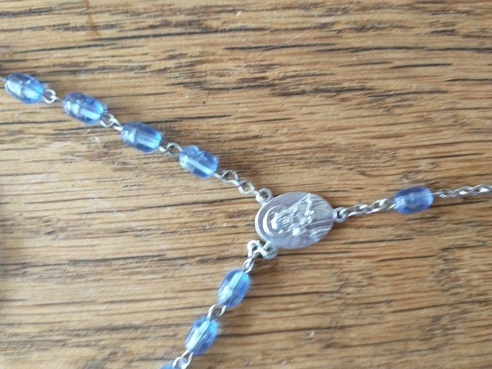 Rozenkrans met blauwe kralen 50 jaar oud, Ophalen of Verzenden
