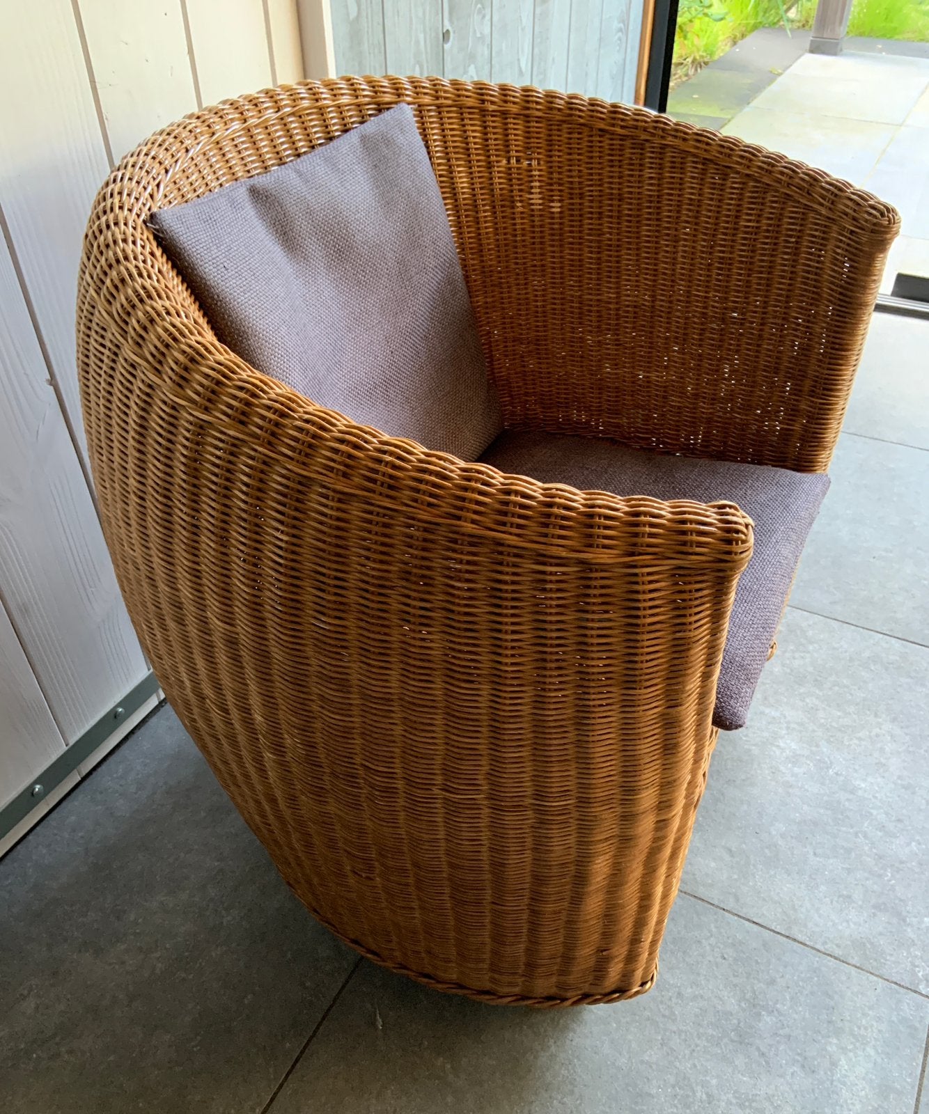 Rieten fauteuil met grijze kussens, Huis en Inrichting, Fauteuils, Ophalen, Gebruikt, Minder dan 75 cm, Riet of Rotan
