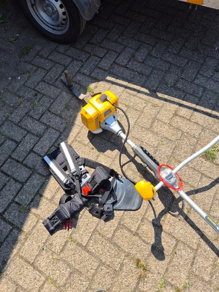 Stiga Benzine Grastrimmer met Draagtuig, Ophalen, Benzine, Gebruikt, Stiga