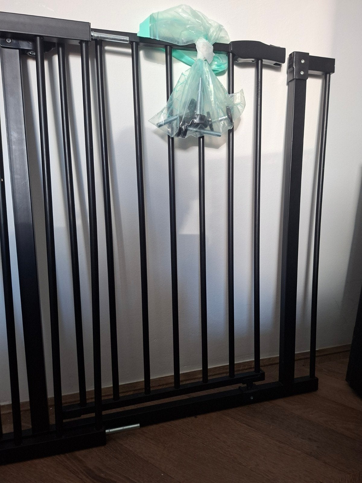 Zwart metalen klemhekje - Veiligheid voor kinderen, Ophalen, Gebruikt, Klemhekje, Metaal of IJzer