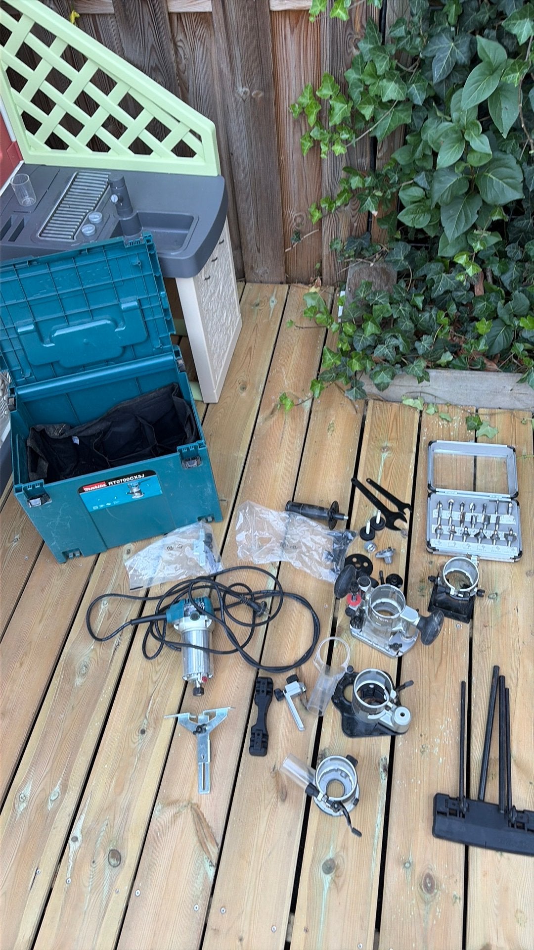 Makita Bovenfrees RT0700C met accessoires en koffer, Ophalen, Gebruikt, Elektrisch, Bovenfrees