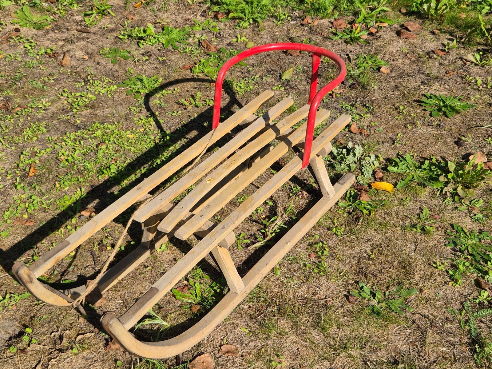 Houten slee met rugleuning - Klaar voor de winterpret!, Ophalen, Rugleuning, Gebruikt, Hout