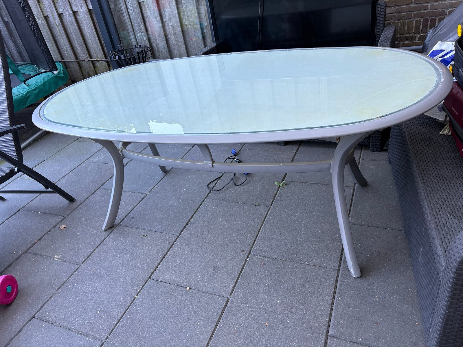 GRATIS OPHALEN!! Ovale tuintafel met glazen blad, Tuin en Terras, Ophalen of Verzenden, Gebruikt, Ovaal, Metaal