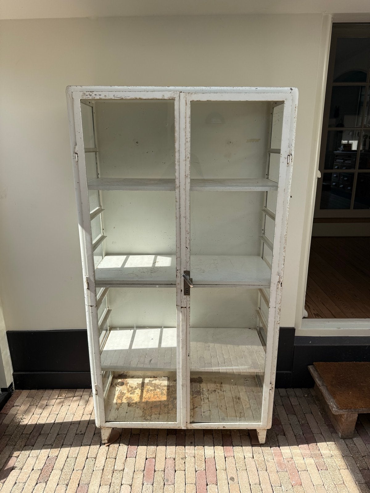 Vintage metalen vitrinekast/apothekers kast, Ophalen, Gebruikt, 50 tot 100 cm, Metaal