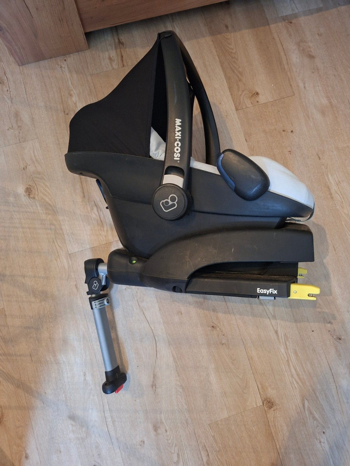 Maxi-Cosi autostoel met EasyFix base, Ophalen, Autogordel of Isofix, Gebruikt, Zijbescherming