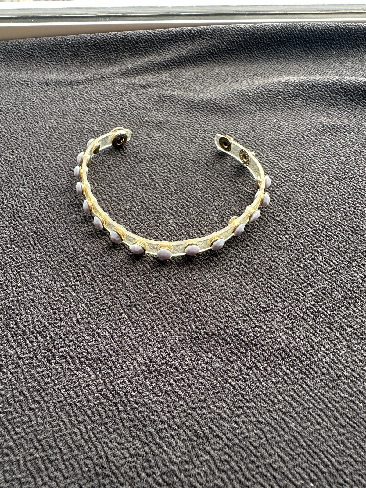 Stijlvolle armband met parelmoer details lila, Sieraden, Tassen en Uiterlijk, Armbanden, Overige materialen, Gebruikt, Ophalen of Verzenden