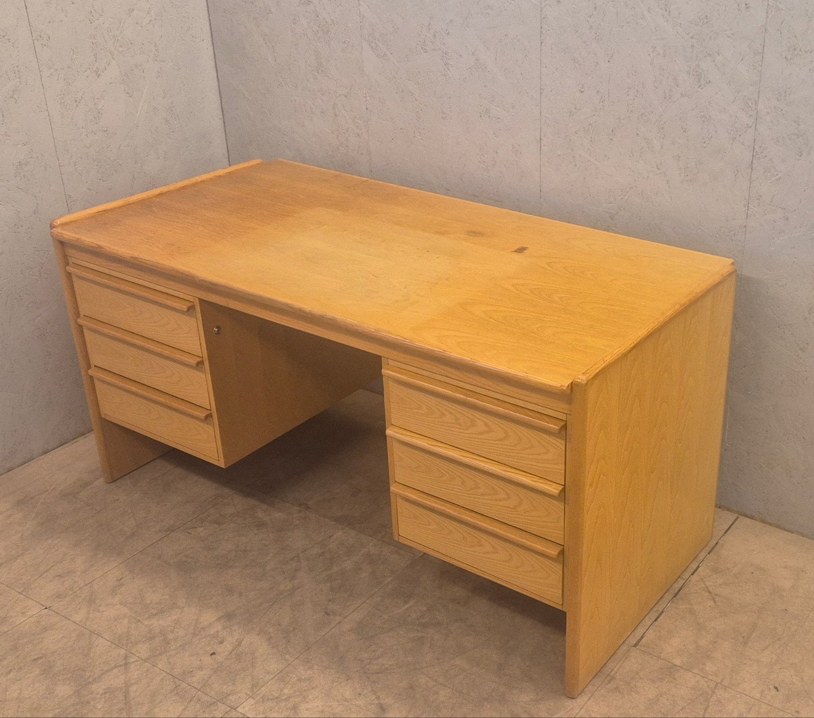 Massief iepenhouten vintage bureau jaren 60/70, Ophalen, Gebruikt, Scandinavisch, Hout