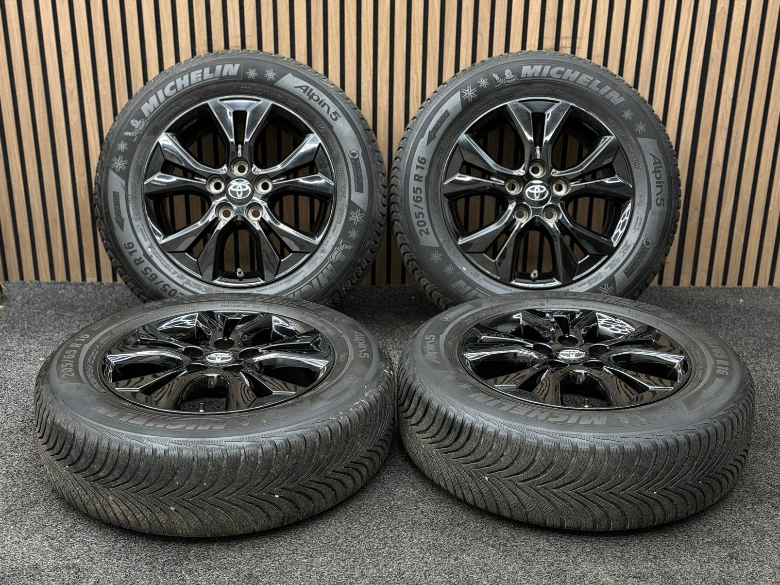 Originele 16 inch Toyota Yaris Cross 5x114.3 ET45 Michelin, Auto-onderdelen, Ophalen, 16 inch, ., Banden en Velgen