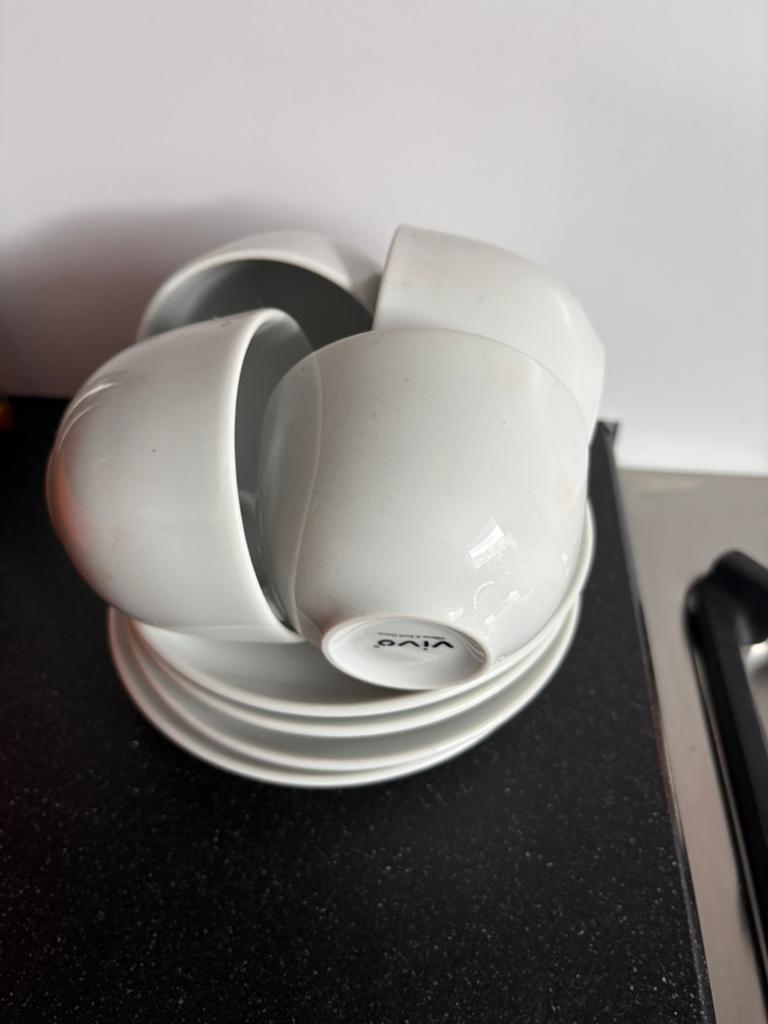 AH VIVO 4 kop en schotels, Huis en Inrichting, Keuken | Servies, Ophalen of Verzenden, Zo goed als nieuw, Overige stijlen, Kop(pen) en/of Schotel(s)
