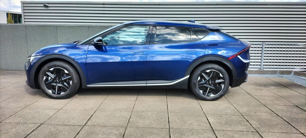 Kia EV6 Light Edition 63 kWh Stoel + Stuur verwarming / Navi, Auto's, Kia, Achterwielaandrijving, Gebruikt, 750 kg, Blauw