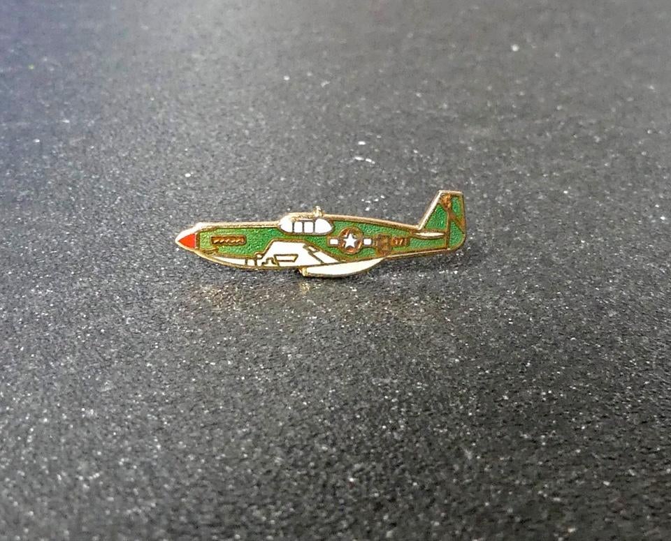 Luchtvaart pin P-51 Mustang militair vliegtuig revers speld, Ophalen of Verzenden, Luchtmacht, Amerika, Embleem of Badge