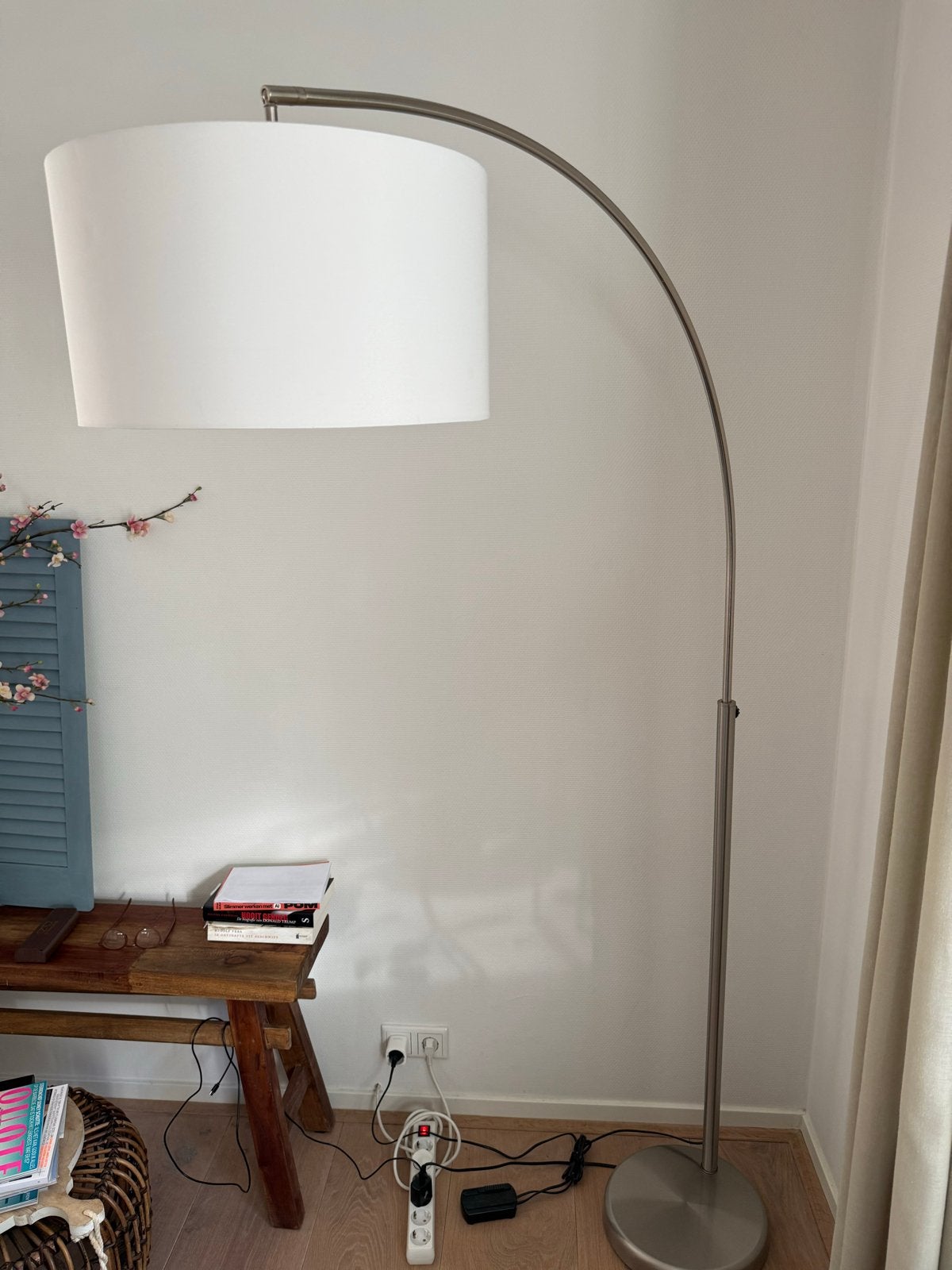 Moderne booglamp met witte kap, dimbaar en verstelbaar, Ophalen, E27 (groot), Zo goed als nieuw, Metaal