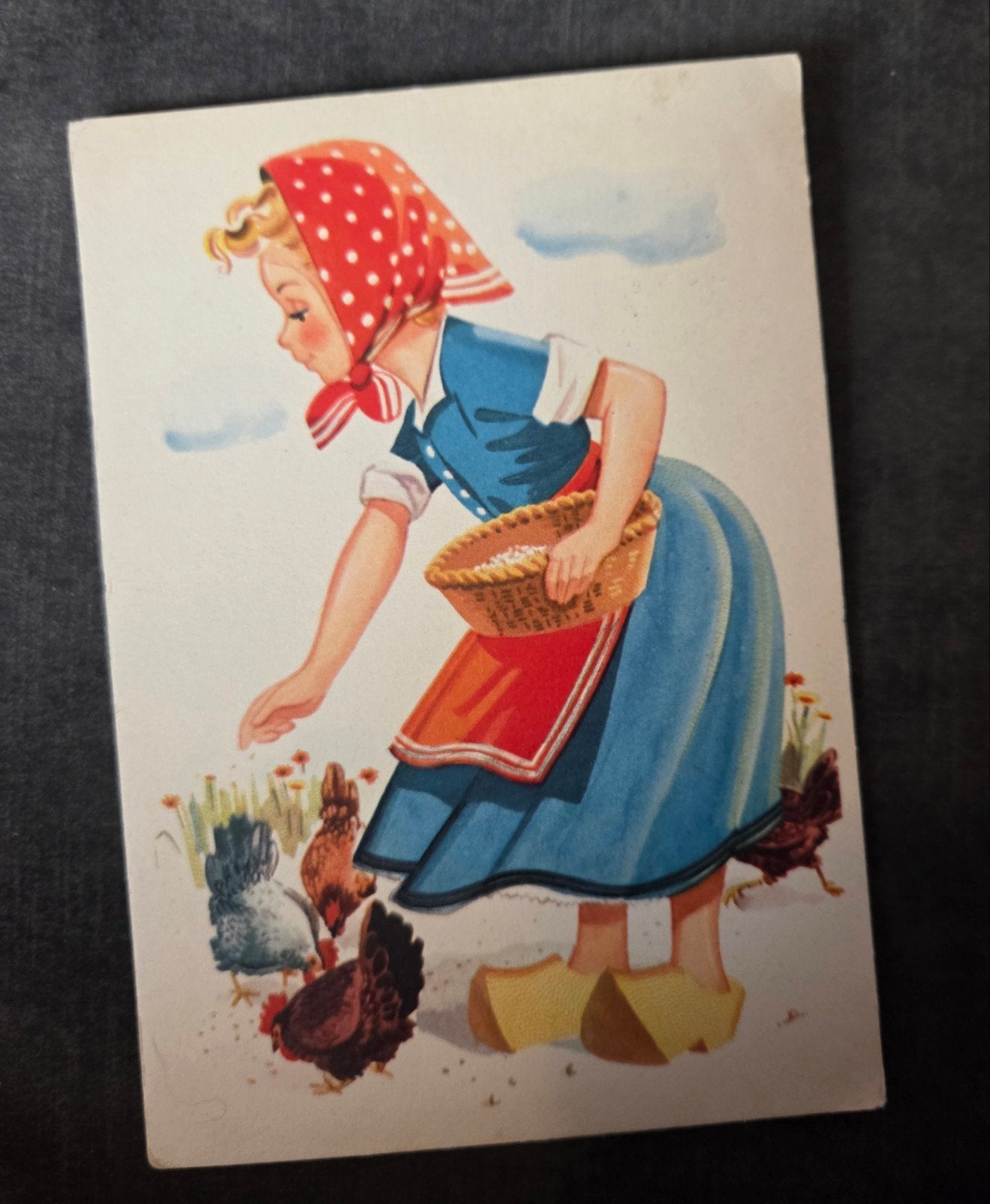 Oude ansichtkaart: meisje in klederdracht voert kippen, Verzenden, 1940 tot 1960, Gelopen, Kinderen