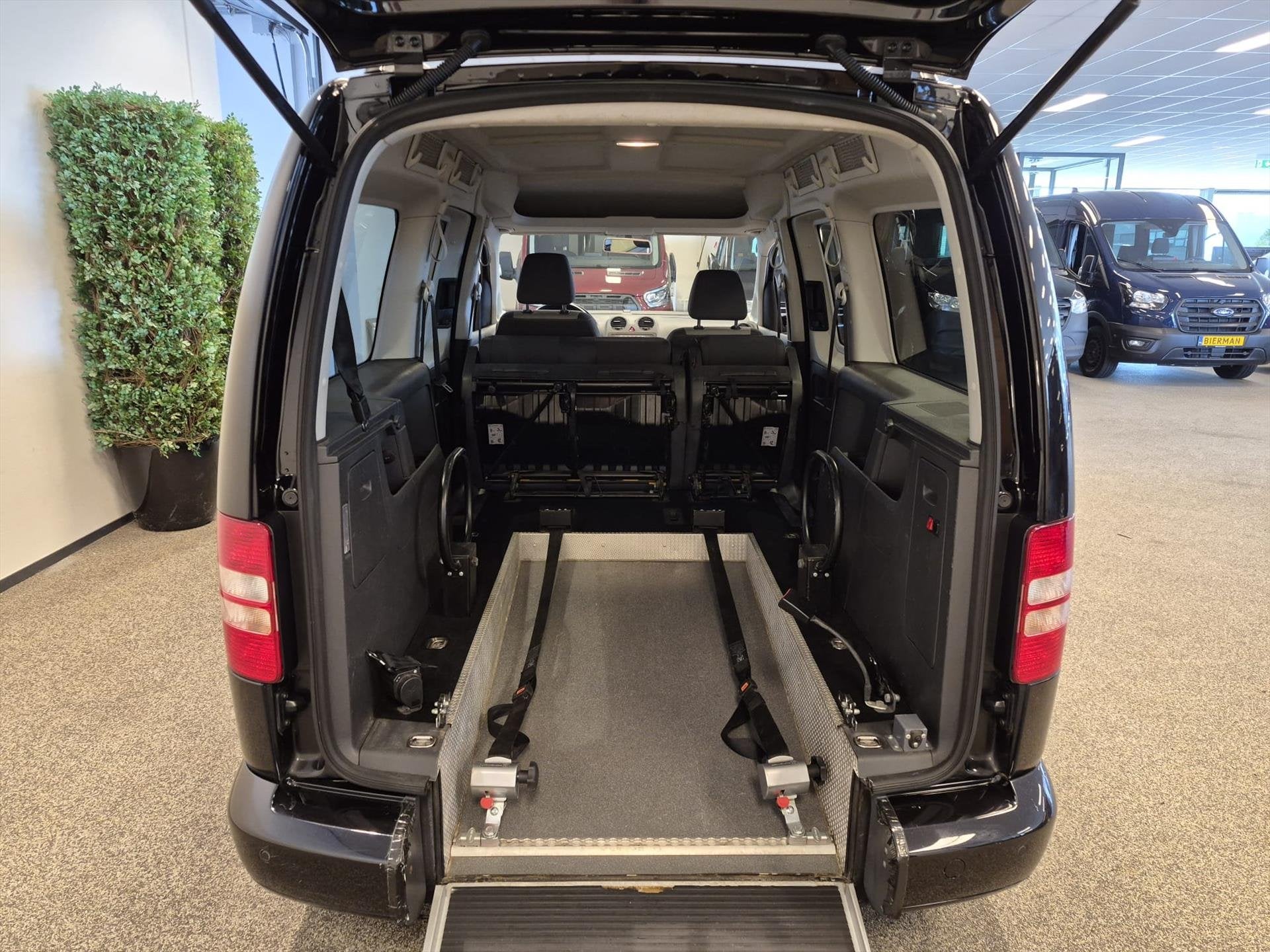 Volkswagen Caddy Maxi Rolstoelauto 5+1, 12 maanden, Zwart, 1198 cc, Zwart