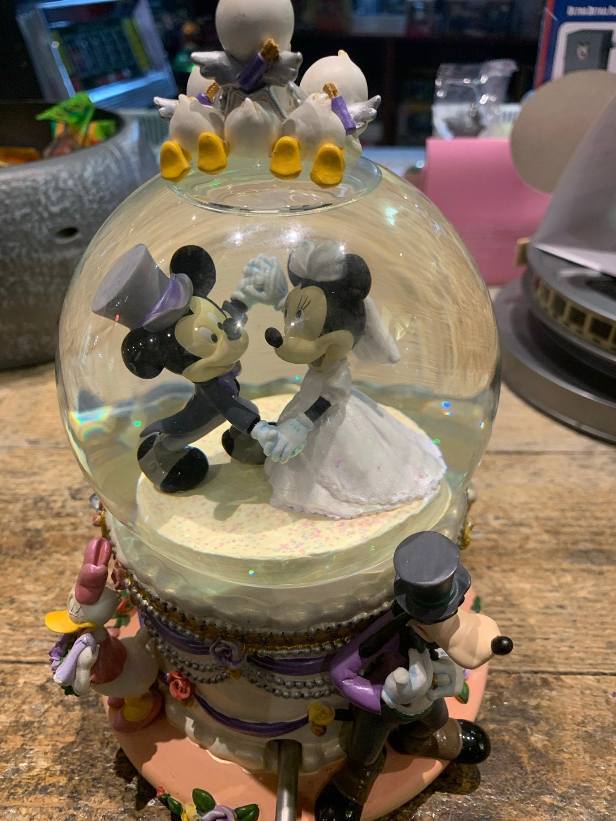 Disney Sneeuwbol Mickey & Minnie Bruiloft Muziekdoos, Ophalen of Verzenden, Mickey Mouse, Zo goed als nieuw, Beeldje of Figuurtje