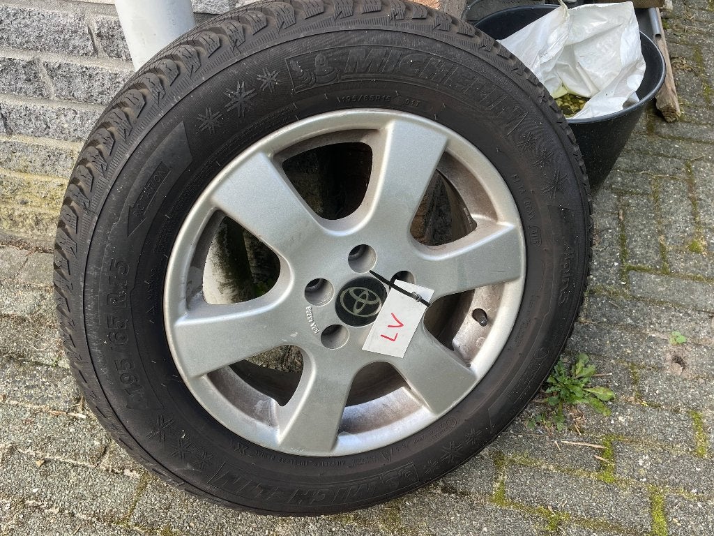 Toyota aluminium velgen met Michelin Alpin winterbanden, Ophalen, Gebruikt, 15 inch, Banden en Velgen