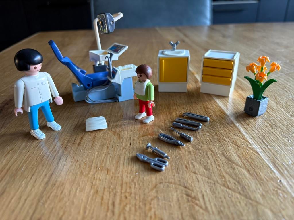 2000 Playmobil City Life 3927 Tandartspraktijk 2 figuurtjes, Kinderen en Baby's, Speelgoed | Playmobil, Ophalen of Verzenden, Zo goed als nieuw