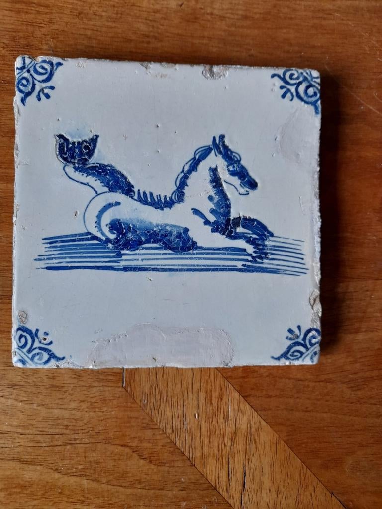 Vroeg 17e-eeuwse Delfts blauwe tegel met zeepaard, Antiek en Kunst, Antiek | Wandborden en Tegels, Ophalen of Verzenden