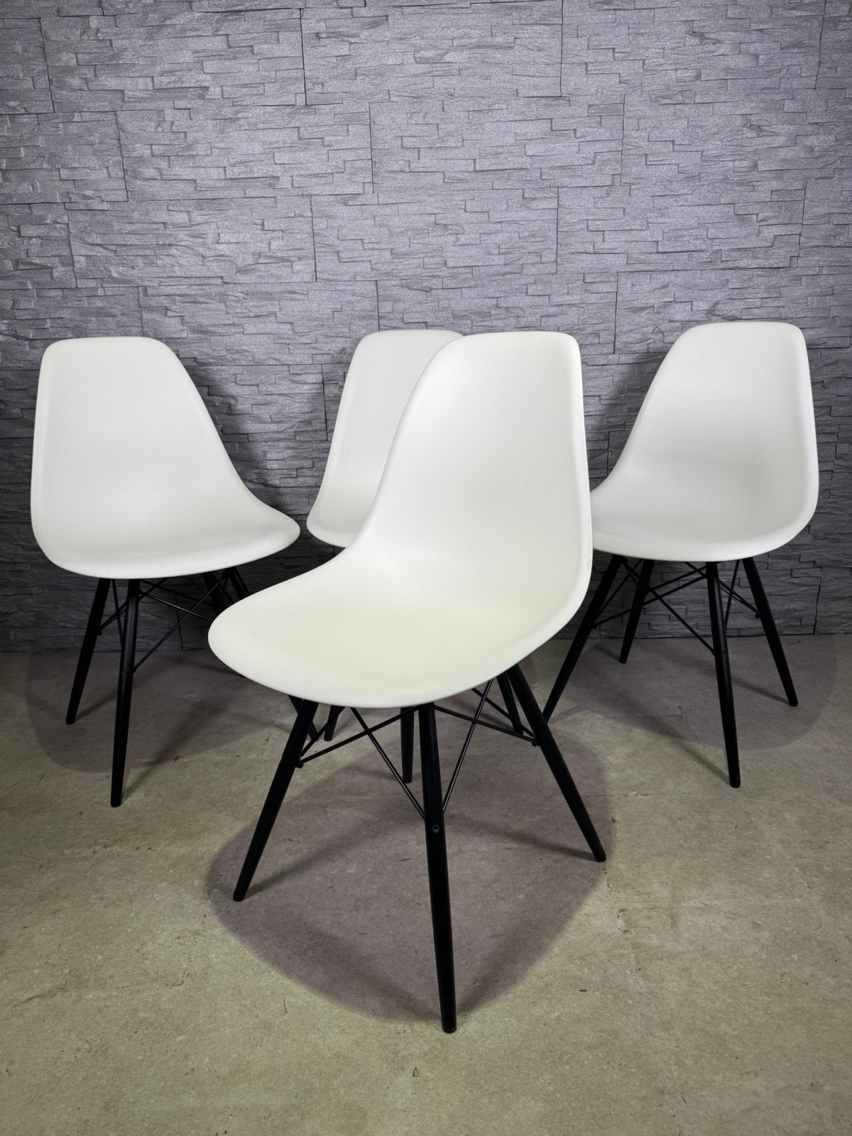 4 X Vitra DSW Wit met Zwart Onderstel Nieuwe Hoogte, Huis en Inrichting, Vitra, Wit, Hout, Ophalen of Verzenden