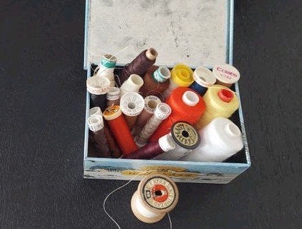 KLOSJES NAAIGAREN + ÉÉN OUD HOUT KLOSJE IN OUD BLIKJE, Ophalen of Verzenden