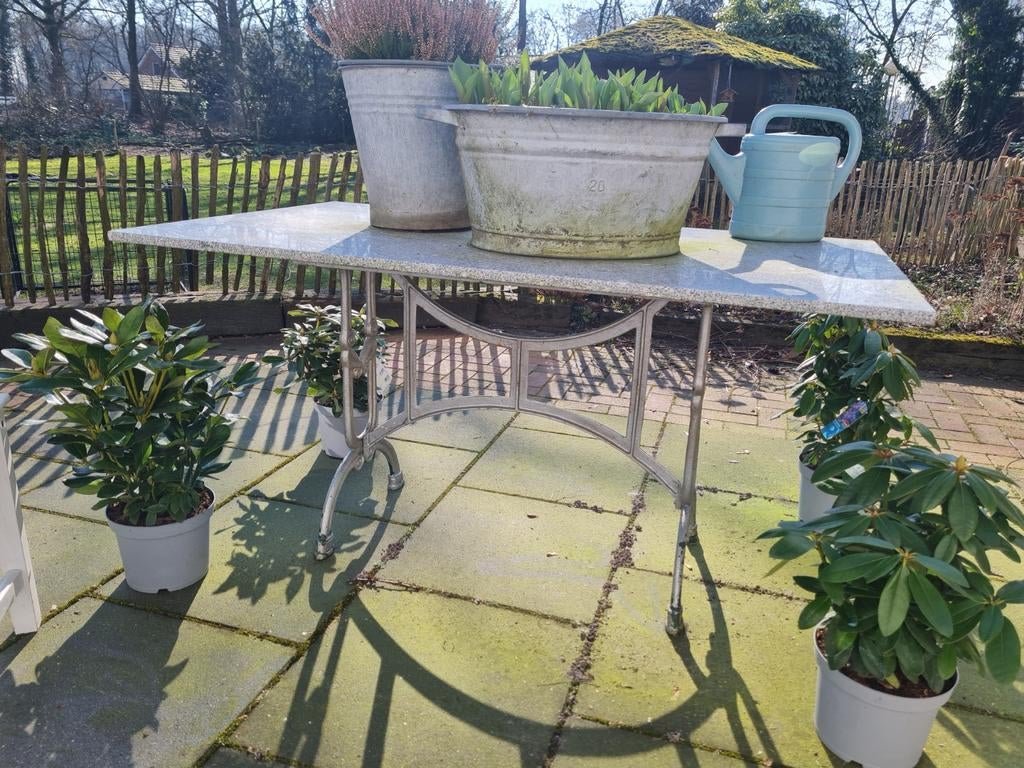 Tuintafel van gietijzer met granieten blad., Ophalen, Gebruikt