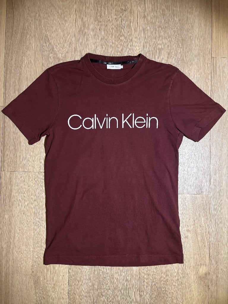 Calvin Klein T-shirt bordeauxrood – maat S – wit logo, Calvin Klein, Nieuw, Ophalen of Verzenden, Rood